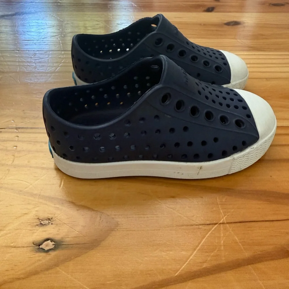 Native Kids Jefferson Slip-On Water Shoes in Navy and White